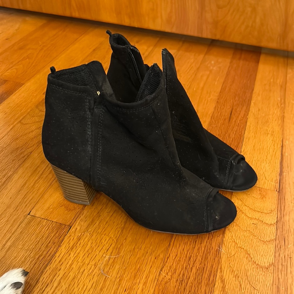 Size WM 7 Old Navy Black Open-Toed Booties